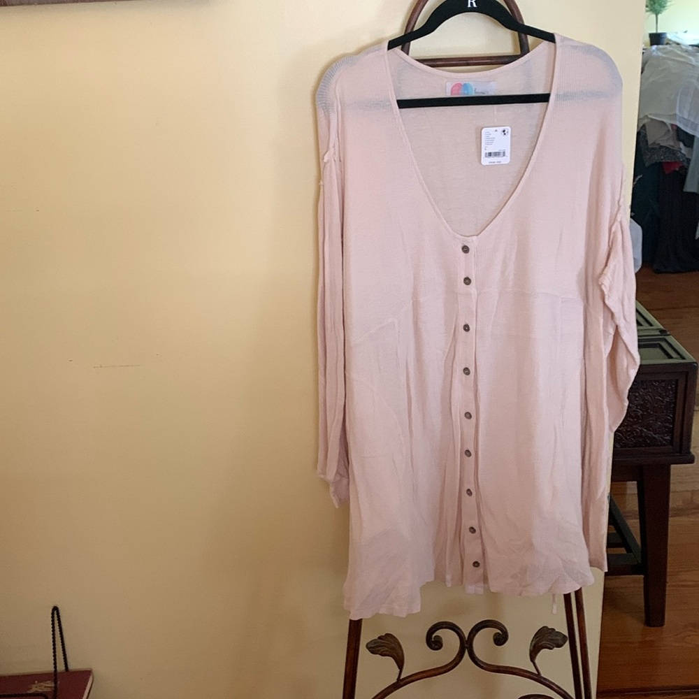 Free people NWT tunic.  Large, color is pink pearl.  Has pockets and is cute!
